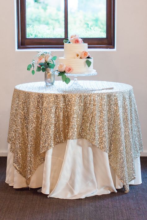 cake table Photography: Rachel Solomon Photography - www.rachel-solomon.com/ Read More: http://www.stylemepretty.com/2014/10/15/vintage-blush-and-gold-arizona-wedding/ Arizona Wedding, Blush And Gold, Cake Table, Style Me Pretty, Wedding Cake, Table Cloth, Style Me, Arizona, Blush