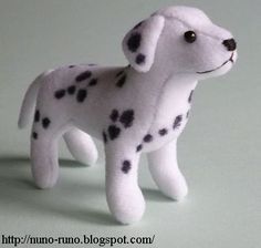 DIY Dalmatian Plushie Softie - FREE Sewing Pattern and Tutorial Dalmatian Pattern, Dog Sewing Patterns, Felt Toys Patterns, Soft Toy Patterns, Animal Sewing Patterns, Dog Stuffed Animal, Plushie Patterns, Sewing Stuffed Animals, Felt Dogs