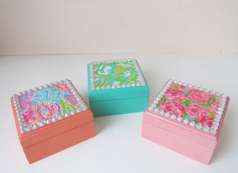 Lilly Pulitzer Inspired First Impression Elephant Ears Let's Cha Cha Wooden BADGE BOX Jewelry Treasure Preppy Sorority gift Big Little Badge Box Sorority, Preppy Diys, Sorority Pin Box, Delta Zeta Gifts, Chi Omega Canvas, Delta Zeta Crafts, Preppy Sorority, Badge Box, Gamma Sigma Sigma