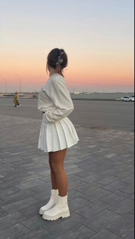 Outfit Botas, Chicago Outfit, Outing Outfit, Tennis Skirt Outfit, White Tennis Skirt, Look Festival, Beautiful Photoshoot Ideas, Cute Skirt Outfits, Effortlessly Chic Outfits