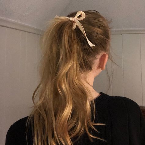 Yellow Ribbon Hairstyle, Hair Ribbon Ponytail, Coquette Hairstyles Ponytail, Coquette Ponytail, Ponytail With Ribbon, Coquette Brown, Hairstyles For Beginners, Easy Ponytail Hairstyles, Ponytail Ribbon