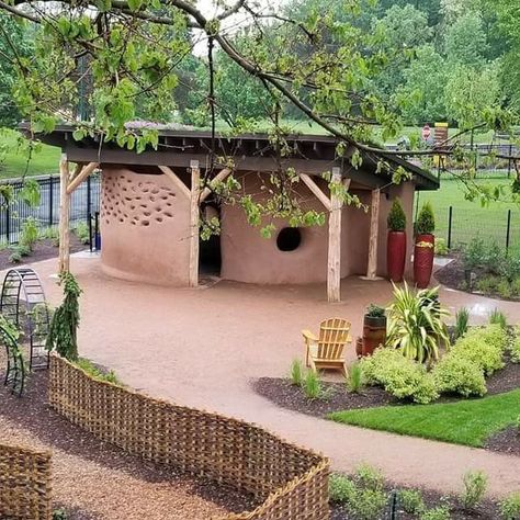 Mud House Exterior, Mud House Design Ideas, Building Materials Architecture, Cob House Plans, Cob Building, Earth Bag Homes, Natural Building Materials, Straw Bale House, African House