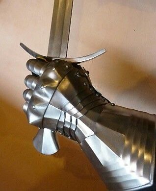 Knight Gauntlet, Kris Dreemurr, Castlevania Dracula, Armor Hand, Armour Plate, Metal Drawing, Rose Tattoos For Men, Armor Clothing, Historical Armor