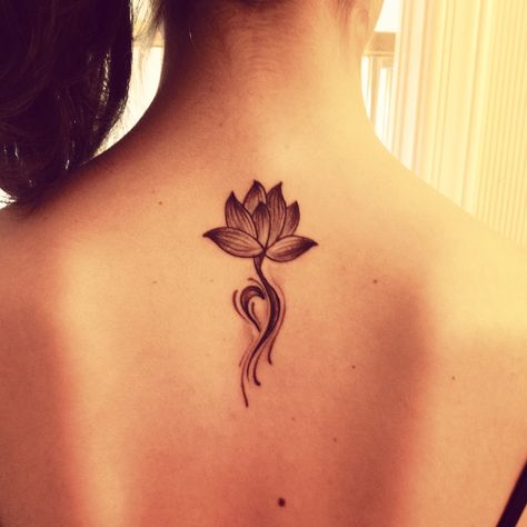 Pequeña flor Wildflowers Tattoo, Small Lotus Flower Tattoo, Lotus Flower Tattoo Design, Lotus Tattoo Design, Flower Tattoo Back, Tattoo Henna, Beautiful Flower Tattoos, Lotus Tattoo, Flower Tattoo Designs