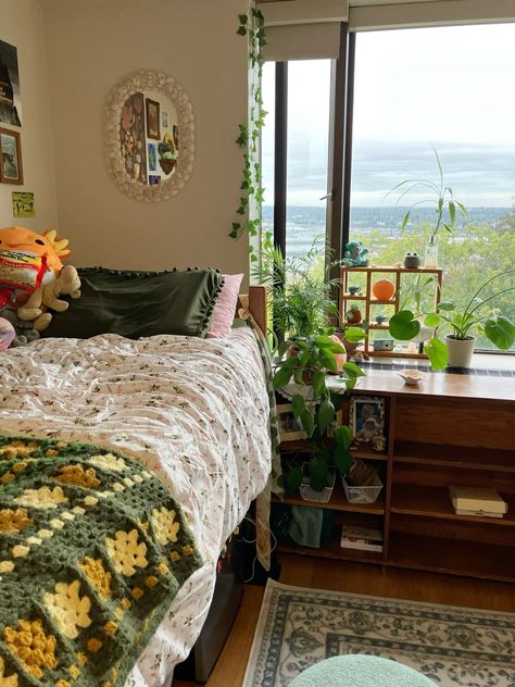 College Dorm Room Ideas Granola, Room Design With Plants, Salty Granola Aesthetic Room, Salted Granola Aesthetic Bedroom, Salted Granola Bedroom, Granola Girl Dorm Room, Granola Apartment, Granola Aesthetic Room, Salted Granola Room