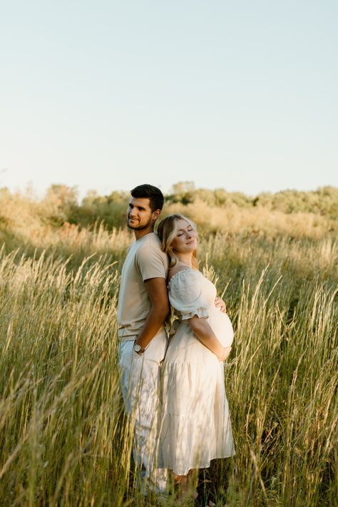 Maternity Shoot Outdoor Ideas, Maternity Photography Park Ideas, Poses For Pregnant Couples, Pregnant Nature Photoshoot, Maternity Photo Shoot Ideas Nature, Grass Maternity Photos, Wheat Field Maternity Pictures, Maternity Photo Shoot Nails, Maternity Couple Photoshoot Outdoor