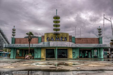 Eerie images show New Orleans' Six Flags amusement park abandoned after Hurricane Katrina | Daily Mail Online Abandoned Park, Park Reference, New Orleans Theme, Six Flags New Orleans, House Of Mirrors, Dawn Of The Planet, Battle Of New Orleans, Abandoned Theme Parks, New Orleans History