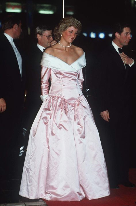 Revisit Princess Diana’s Best Style Moments on What Would Have Been Her 58th Birthday | W Magazine | Women's Fashion & Celebrity News Princess Diana Dresses, John Spencer, Prins William, Princess Diana Fashion, Prins Harry, Catherine Walker, Princes Diana, Diana Fashion, Charles And Diana