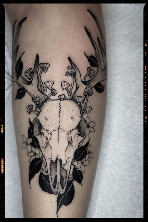 Deer Skull Tattoo, Tattoo Main, Deer Skull Tattoos, Hirsch Tattoo, Kunst Tattoos, Mushroom Tattoos, Bone Tattoos, Deer Tattoo, Skeleton Tattoos