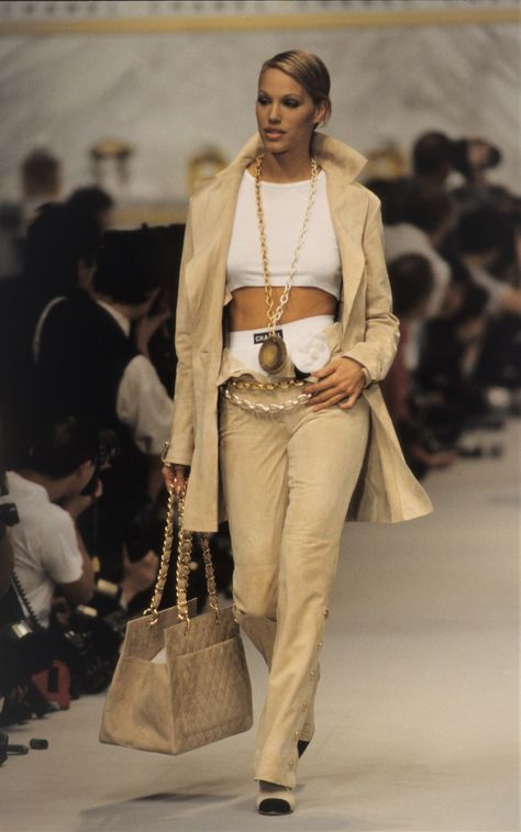 Chanel Spring 1993 Ready-to-Wear collection, runway looks, beauty, models, and reviews. 90s Chanel, Chanel Runway, 90s Runway Fashion, Runway Fashion Couture, 90s Models, Chanel Spring, Vintage Couture, Chanel Vintage, Chanel Fashion