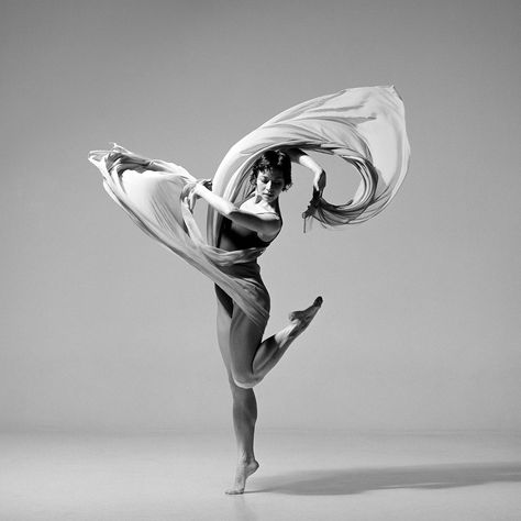 Lois Greenfield, Movement Art, Movement Photography, Worship Flags, Shots Photography, Dance Picture Poses, Ballet Dancing, Dance Photography Poses, Motion Photography