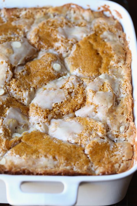 Pumpkin Earthquake Cake is hands down one of the best pumpkin cake recipes ever! It's soft, and has that signature crackly top, swirled with buttery, cream cheese and coconut! #cookiesandcups #earthquakecake #cake #recipe #baking #fallbaking #pumpkinrecipe Pumpkin Earthquake Cake, Best Pumpkin Cake, Earthquake Cake, Pumpkin Cake Recipes, Bacon In The Oven, Whoopie Pie, Mince Pie, Baking Videos, Baking Cakes