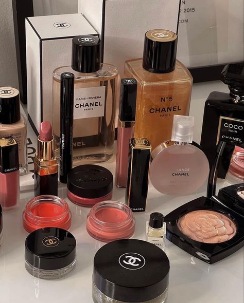 Swiss Lifestyle, Expensive Makeup Brands, Channel Aesthetic, Aesthetic Essentials, Chanel Aesthetic, Expensive Makeup, Luxury Cosmetics, Ysl Beauty, Chanel Beauty