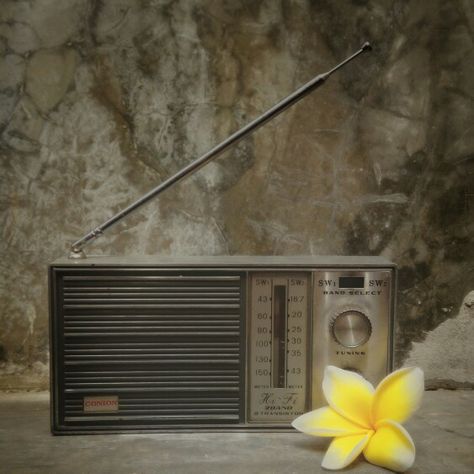 Old Radio Old Radio Aesthetic, Radio Host Aesthetic, Radio Photography, Radio Aesthetic, Old Radio, Alpona Design, Story Background, Grunge Pictures, Radio Host