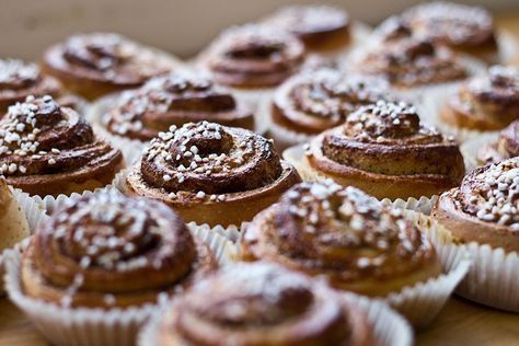 What's essential to a Swedish fika isn't just coffee. It's what goes with it. In Sweden, there are a variety of iconic recipes associated with fika, many of which you will find at almost any Swedish cafe. But you don't have to visit Sweden to indulge in fika. Here are 10 Swedish recipes that are perfect for fika, and that you can easily make at home. Fika Recipes, Swedish Smorgasbord, Swedish Cafe, Swedish Learning, Iconic Recipes, Nordic Recipes, Swedish Fika, Nordic Recipe, Swedish Food