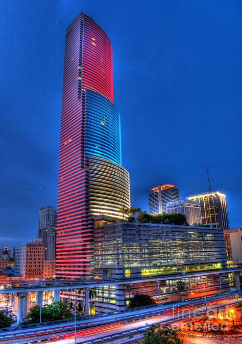 Miami Tower - Venezuela Flag #VenezuelaSOS Miami Tower, Miami Architecture, Sky Scenery, Venezuela Flag, Miami Hotels, Florida Sunshine, Downtown Miami, South Beach Miami, Magic City