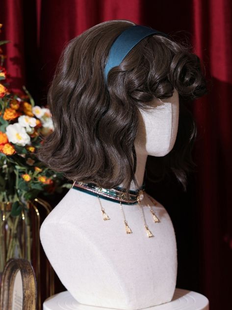 This wig embodies the essence of 1960s American retro short hair, featuring charming egg roll curls. The ends are designed with an adorable outward flip, reminiscent of girls in classic vintage films. It exudes elegance and cuteness, perfect for achieving a ladylike and sweet look.  The price includes one wig only. Oldie Hairstyles, 1980s Short Hair For Women, 20s Short Hair, Victorian Short Hair, Retro Short Hair, Short Hair Retro, 1960s Hair Short, Short Retro Hair, Roll Curls