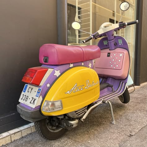 Cute Vespa, Cute Scooter, Car Deco, Pretty Bike, Mopeds, Pretty Cars, Future Car, Cute Cars, Retro Cars