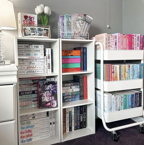 Book Corner Ideas Bedroom, Book Girlies, Bookshelf Aesthetic, Bookshelf Inspiration, Book Corner, Bookshelf Organization, Aesthetic Girly, Book Room, Book Corners