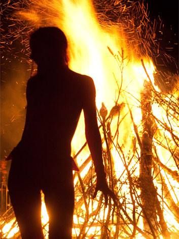 Beltane fire Wild woman sisterhood´s photo Fire Festival, Fire Element, Light My Fire, Beltane, Amazing Pics, Wild Woman, Foto Art, Throne Of Glass, Samhain