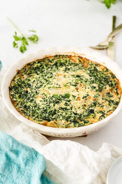 Crustless Quiche is so easy to make with spinach and caramelized onions. Spinach Crustless Quiche is a great brunch recipe and it's so good! Basic Crustless Quiche Recipe, Spinach Crustless Quiche, Brunch Egg Dishes, Quiche Recipes Crustless, Low Carb Quiche, Spinach Quiche Recipes, Salty Recipes, Crazy For Crust, Quiche Recipes Easy