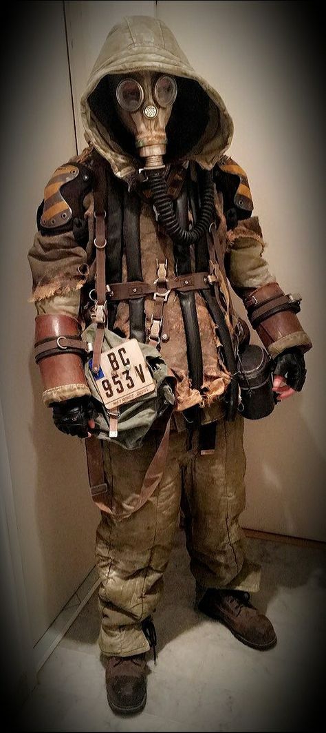 Post-apo LARP costume. Made by Larpworks. Scrappunk Fashion, Apocalypse Halloween Costume, Fallout Outfits Post Apocalyptic, Apocolapyse Outfits, Stalker Outfit, Apocalypse Punk, Wasteland Aesthetic, Apocalypse Cosplay, Post Apocalyptic Outfit