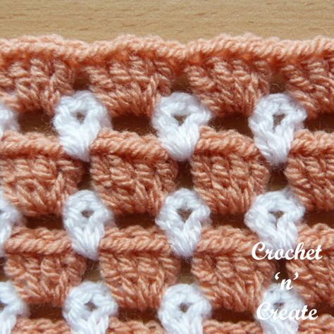 floating boxes free crochet stitch tutorial Nesting V Stitch Crochet, Crochet Waffle Stitch, Crochet Stitch Tutorial, Crochet Stitches For Blankets, Crochet Stitches Free, Mode Crochet, Stitch Tutorial, Crochet Stitches Video, V Stitch