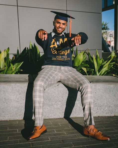 Black Male College Graduation Pictures, Black Men Graduation Outfits, Graduation Men Photoshoot, College Graduation Photoshoot Ideas For Guys, Grad Photoshoot Ideas High Schools Guys, Black Boy Graduation Pictures, Hbcu Graduation Pictures Men, Graduation Pictures Ideas For Guys, Black Men Graduation Pictures College