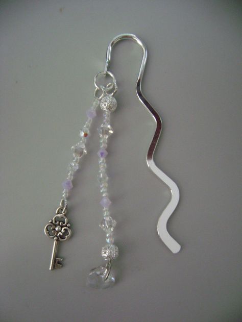 Hook Bookmark Tutorial Beaded Bookmarks Diy Tutorials, Bookmark With Beads Diy, Diy Wire Bookmark, Wire Bookmarks Diy, Wire Bookmarks How To Make, Hook Bookmarks, Bead Bookmarks, Metal Bookmarks Diy, Bookmark Charm