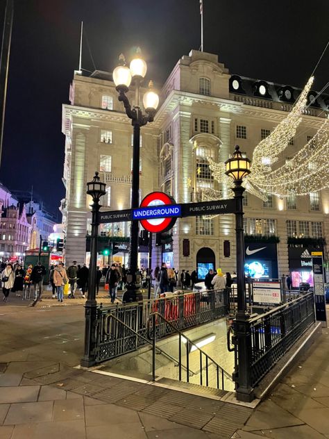 London Underground Piccadilly Circus Agatha Oddly, London Moodboard, London Xmas, Piccadilly London, Piccadilly Circus London, London Ideas, Underground London, London Wallpaper, London Girl