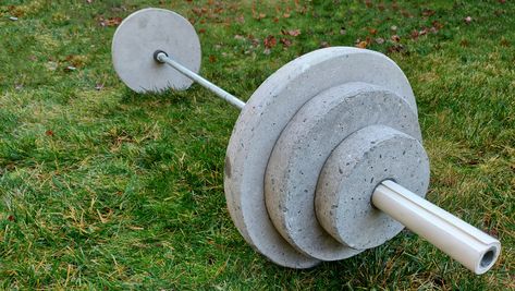 Homemade DIY concrete weight plates on a diy barbell. Mini Home Gym Basement, Homemade Gym, Diy Home Gym On A Budget, Diy Weights, Home Gym On A Budget, Backyard Gym, Diy Gym Equipment, Barbell Set, Diy Workout