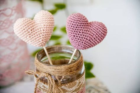 Crochet Heart Pillow, Free Heart Crochet Pattern, Handmade Wedding Decorations, Crochet Heart Pattern, Crochet Wedding, Valentines Crochet, Knitting Blogs, Trendy Crochet, Baby Blanket Knitting Pattern