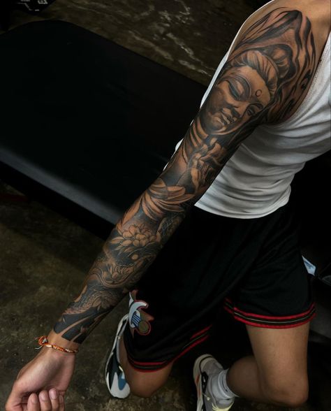 Men’s Tattoos Unique, Sunflower Design Tattoo, Arm Sleeve Men Tattoo, Chinese Arm Sleeve Tattoo, Black Man Tattoo Sleeve, Black And White Sleeve Tattoos For Men, Top Sleeve Tattoo For Men, Women With Arm Tattoos, Tattoos For Dark Skin Men Black Man