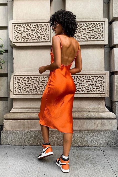 NYC fashion staples: midi dresses Style Staples, Nyc Girl, Nyc Fashion, Basic Outfits, Looks Vintage, Look Fashion, Everyday Outfits, Streetwear Fashion, Fashion Inspo Outfits