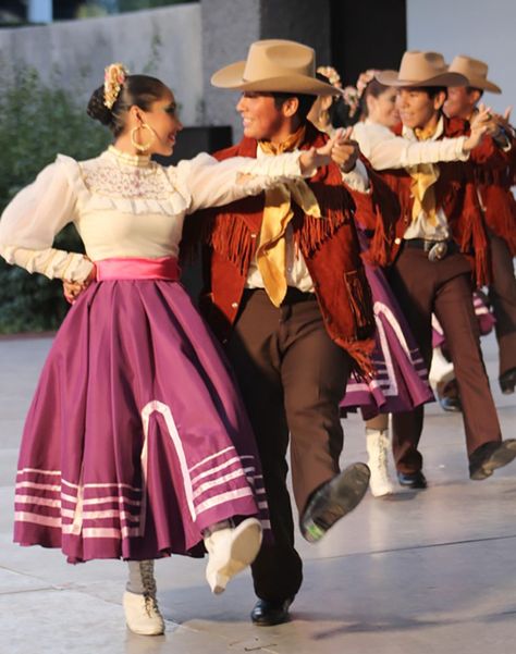 ¡Qué derroche con el traje típico de Nuevo León! ¡Arriba el norte! - Más México Folklorico Dresses, Chihuahua Dress, Folkloric Dress, Traditional Mexican Dress, Ballet Folklorico, Dance Photo Shoot, Champagne Evening Dress, Clothing Guide, Mexican Outfit