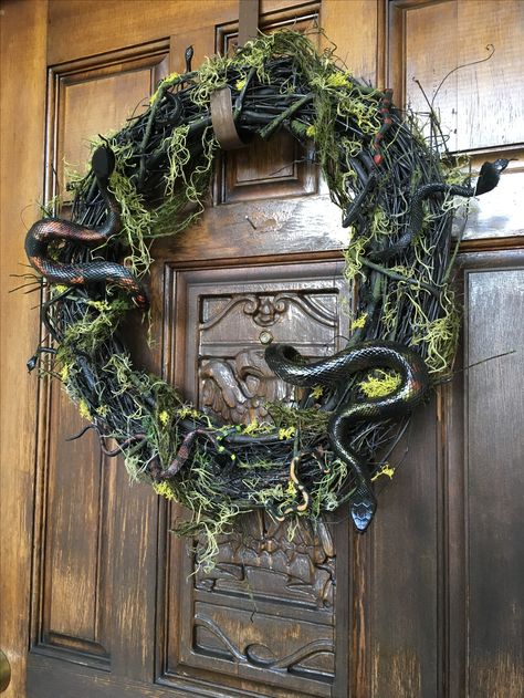 Halloween Snake Wreath, Voodoo Halloween Wreath, Snake Wreath Diy, Mossy Halloween Decor, Halloween Swamp Decorations, Moss Halloween Decor, Haunted Bayou Halloween, Swamp Halloween Decorations, Forest Halloween Decor