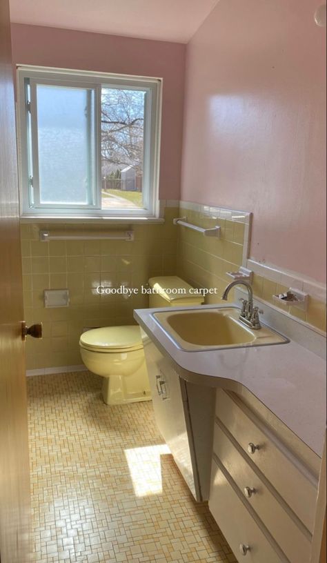 Yellow Aesthetic Bathroom, Vintage House Bathroom, 50s Home Aesthetic, Early 2000s Bathroom, Yellow And Pink Bathroom, 40s Interior Design, Retro Bathrooms 1950s, Nostalgic Bathroom, Retro Bathroom Ideas Vintage