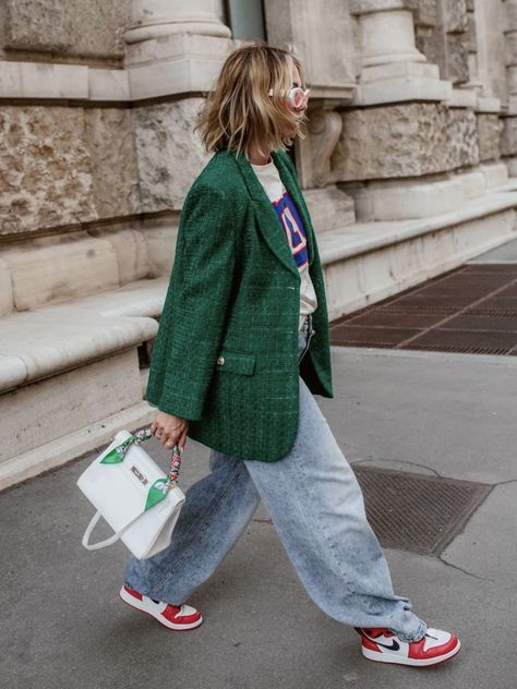 Effortlessly Chic Outfits, Green Blazer, Looks Street Style, Colourful Outfits, Outfits Casuales, Primavera Estate, Look Cool, Daily Outfits, Simple Outfits