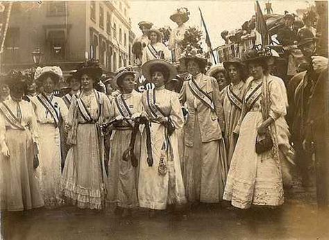 Women of the suffragette movement wearing the uniform-like sashes of green, white and violet Suffragette Fashion, Suffragette Movement, Edwardian Era, Edwardian Fashion, Women In History, Belle Epoque, Womens Rights, Long Dresses, Historical Fashion