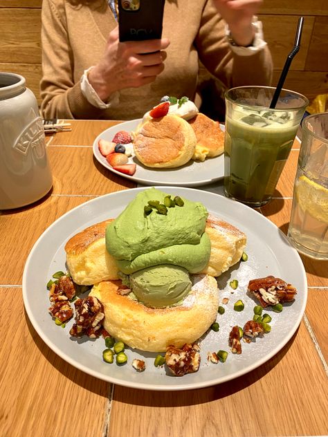 Tokyo, japanese style pancake, fluffy pancake, yummy breakfast, brunch ideas, pistachio pancake, Japan aesthetic cafe Japanese Breakfast Aesthetic, Cafe Pancakes, Pistachio Pancakes, Breakfast Brunch Ideas, Pancake Pictures, Mango Pancakes, Pancake Tuesday, Japanese Breakfast, Japanese Pancake