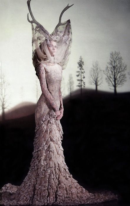 Dress Widows of Culloden, AW06 Alexander McQueen Dioni Tabbers, Fashion Fotografie, Savage Beauty, Ange Demon, Annie Leibovitz, Richard Avedon, Vogue Russia, Fantasy Fashion, A Dress