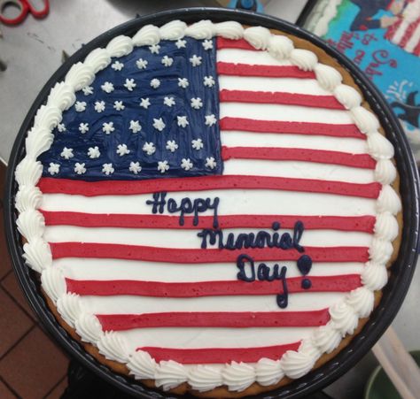 Veterans Day Cookie Cake, Patriotic Cake Decorating, Flag Cookie Cake, Patriotic Cakes, American Flag Cookies, Jumbo Cookies, Message Cookies, Patriotic Cupcakes, Patriotic Cake