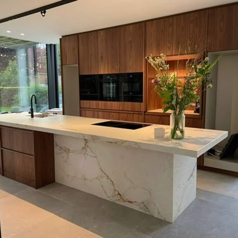 Modern Warm Kitchen, Kitchen Marble Island, Modern Industrial Kitchen, Marble Island, Warm Kitchen, R Design, Ideas Decoracion, Mid Century Kitchen, Wood And Marble