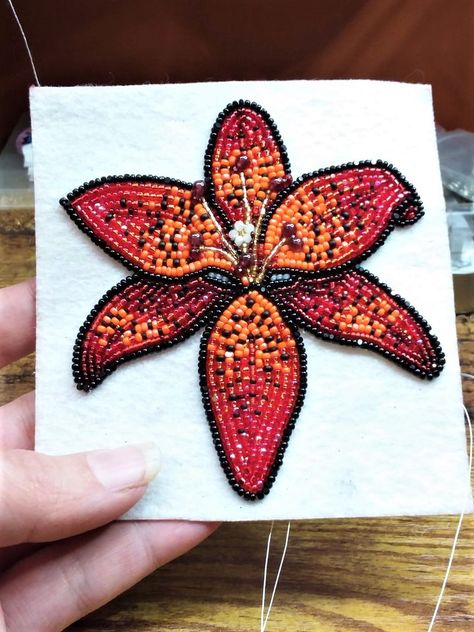 Flower Beadwork, Native Beaded Flowers, Flower Bead Embroidery, Beading Art, Beading Designs, Beadwork Patterns Beading Techniques, Bead Embroidery Patterns Beadwork Design, Native Flower Embroidery, Indigenous Beadwork