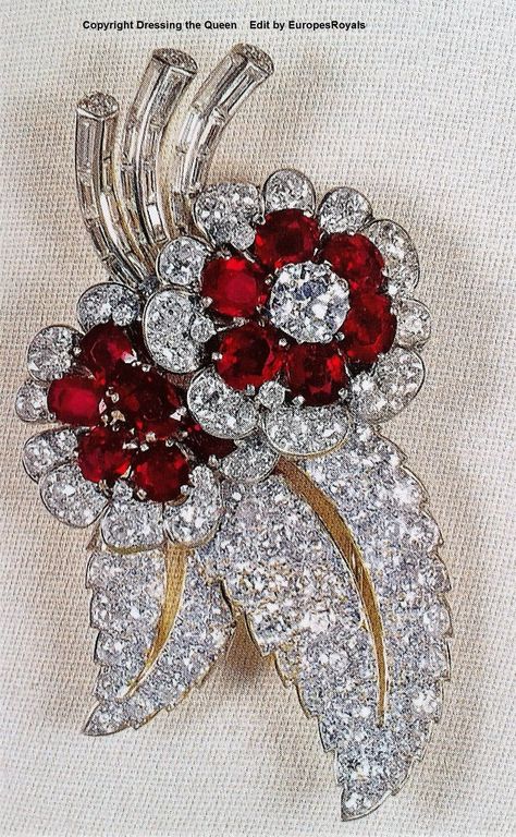 Royal Family Jewellery, Queen Elizabeth Jewels, Royal Family Jewels, Ruby Brooch, British Crown Jewels, Ruby Flower, Queens Jewels, Elizabeth Jewelry, Tiaras Jewellery