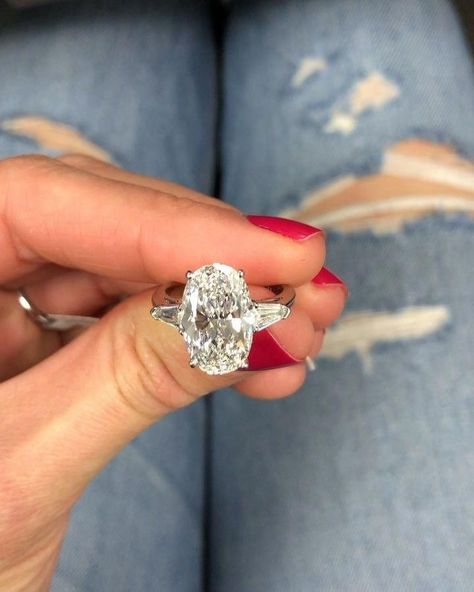 Engagement Ring With Baguettes, Ring With Baguettes, Best Wedding Rings, Big Engagement Rings, Rings Inspiration, Fine Engagement Rings, Cool Wedding Rings, Oval Engagement Ring, Gorgeous Rings