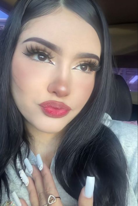 Highlight Makeup Aesthetic, Ig Baddie Makeup 2016, Nose Counter Makeup, Makeup Looks Mexican, Eye Makeup Aesthetic Natural, Makeup Baddie Girl, Big Lashes Makeup, Latina Makeup Natural, Pretty Latina Makeup