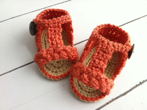 crochet gladiator sandals Chunky Crochet Baby Blanket, Crochet Baby Blanket Tutorial, Baby Blanket Tutorial, Blanket Tutorial, Yarn Ideas, Crochet Baby Boots, Crochet Baby Sandals, Crochet Mandala Pattern, Crochet Sandals