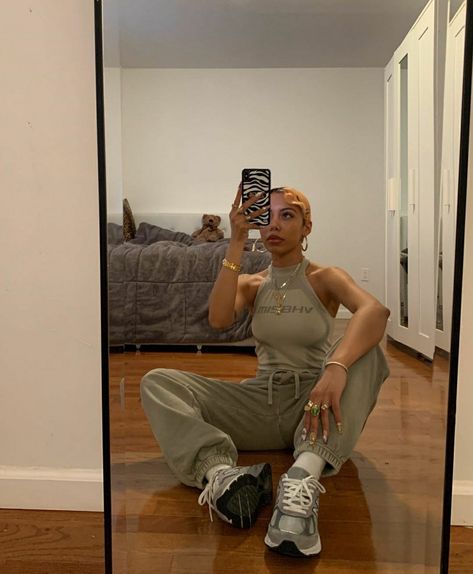 Floor Mirror Selfie, Artsy Pictures, Mirror Selfie Poses, Selfie Poses Instagram, Floor Mirrors, Photography Posing Guide, Summer Streetwear, Instagram Ideas Post, Pic Pose