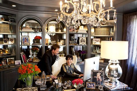 Kris Jenner and interior designer Jeff Andrews discuss finishing touches for her home office. Kris Kardashian, Kris Jenner House, Office Space Inspiration, Kardashian Home, Jenner House, Cool Office Space, Interior Design Photos, Cool Office, Craft Room Office